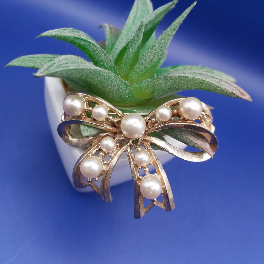 🕰 Coro Gold and White Pearl Bow Brooch
